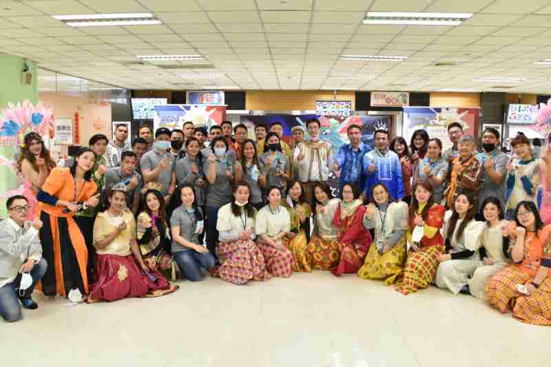 友達推動「安心、、、創新、、、、用心、、、、同心、、、、盡心」五星職旅，，，為菲籍員工打造全方位照護，，首度贏得「人權實踐與發展領袖獎」殊榮