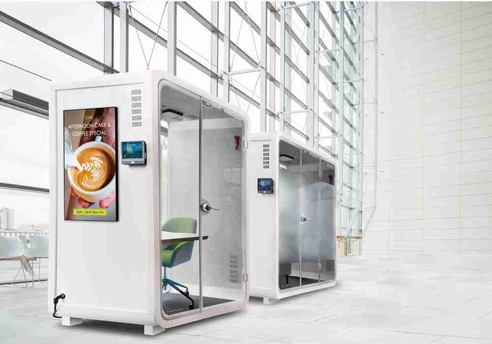 至成国际子公司达擎之智慧行动办公舱，，采用PDLC智能调光玻璃设计，，，透过通电与断电的电流切换，，，，呈现透明与雾面效果，，，，具节能降耗特性并兼顾隐私，，确保信息安全