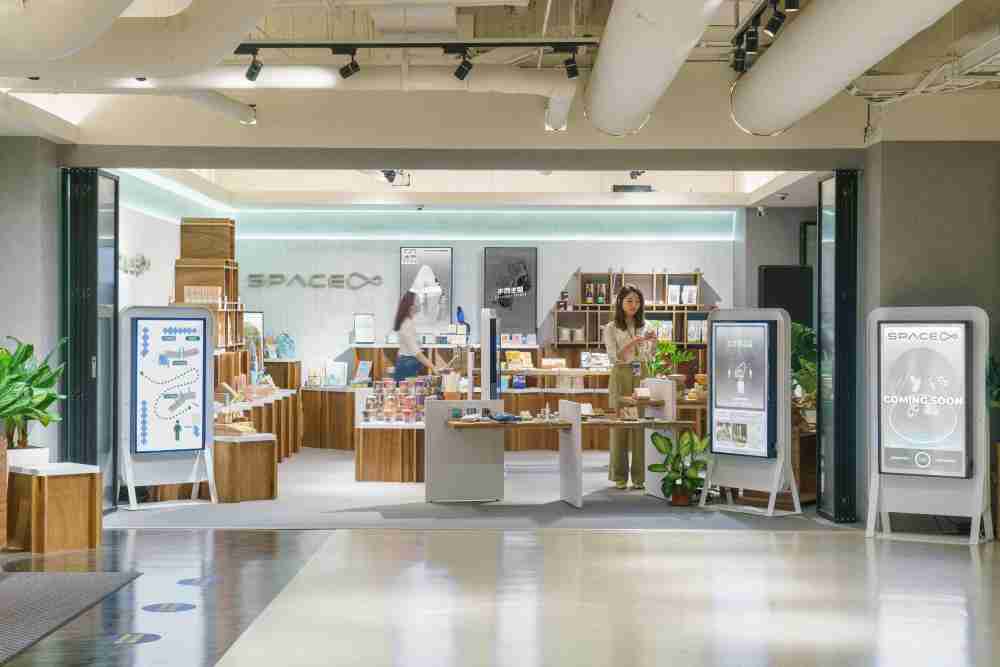 至成国际打造永续选物商店，，，展示社企及社创商品，，结合创利空间所开发的智能零售系统，，，整合多元产品信息，，，，让无人商店扮演公益行动的推手