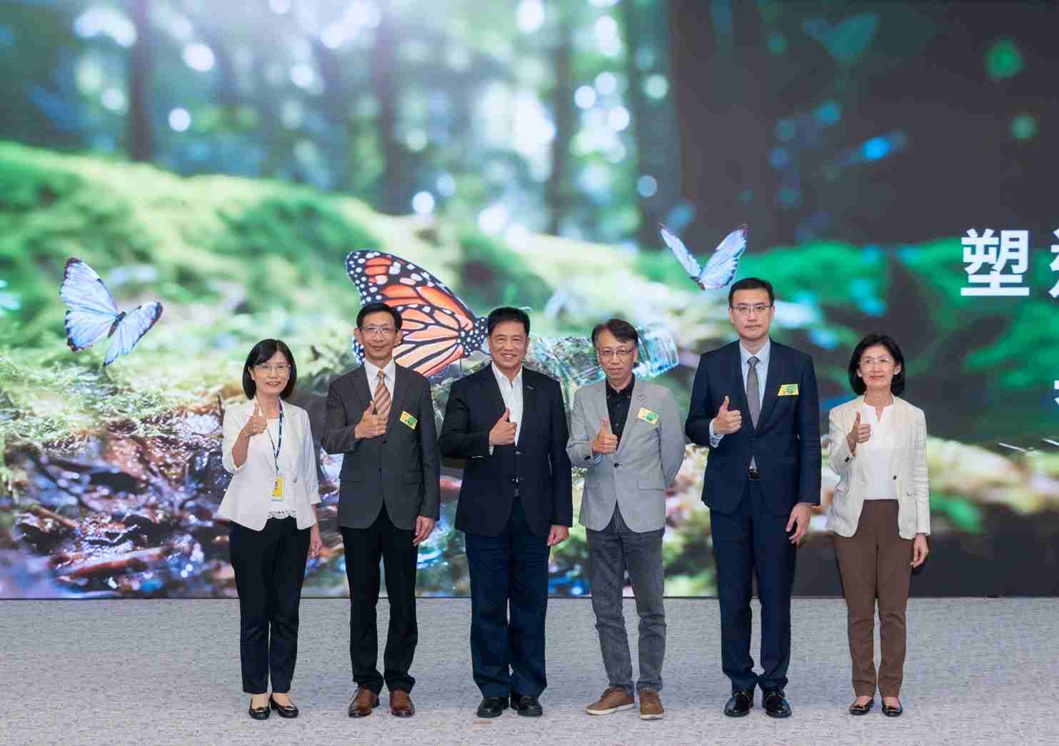 友達2023 CSR共榮大會，，，，邀請領域專家分享交流生物多樣性管理趨勢、、無塑產品、、、、海廢永續塑料等議題  （圖左到右：友達光電永續長古秀華、、、、3M台灣技術長陳君杰、、友達光電董事長暨集團策略長彭双浪、、、、光寶科技企業永續發展處處長陳慶暉、、、安永聯合會計師事務所執業會計師曾于哲、、、友達光電供應鏈總部副總經理吳宜芳）