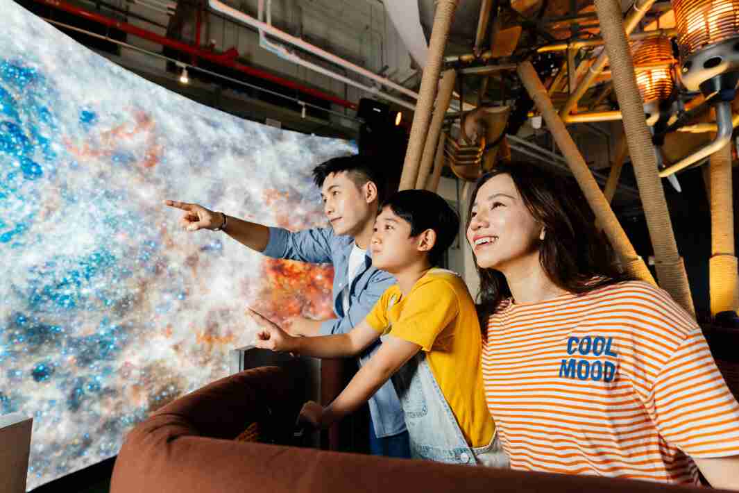 至成国际打造全台最大宽6公尺、、、高4公尺、、唯一搭载LED弧形拼接显示屏的动感飞行船，，，，让乘客驻足在热气球上，，享受身历其境的伪出国旅游乐趣