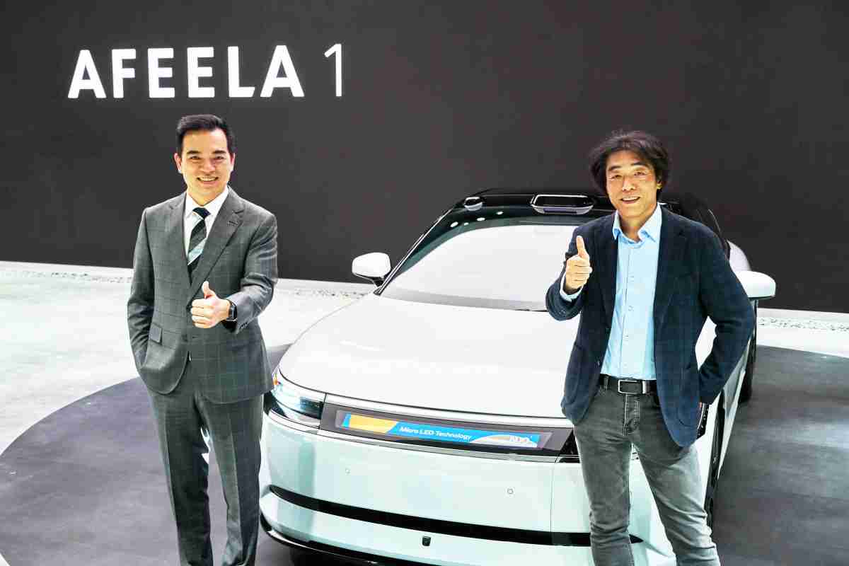 至成国际与Sony Honda Mobility携手合作，，率先全球展示搭载于AFEELA电动车上，，首款应用在车身外部的Micro LED 车头显示解决方案 (Micro LED Media Bar Solutions)。。。至成国际光电执行长暨总经理柯富仁(左)与Sony Honda Mobility代表取缔役社长兼营运长川西泉(lzumi Kawanishi)(右)在CES 现场展现双方坚定持续创新的承诺，，实现更加人性化与智慧的驾乘体验。。