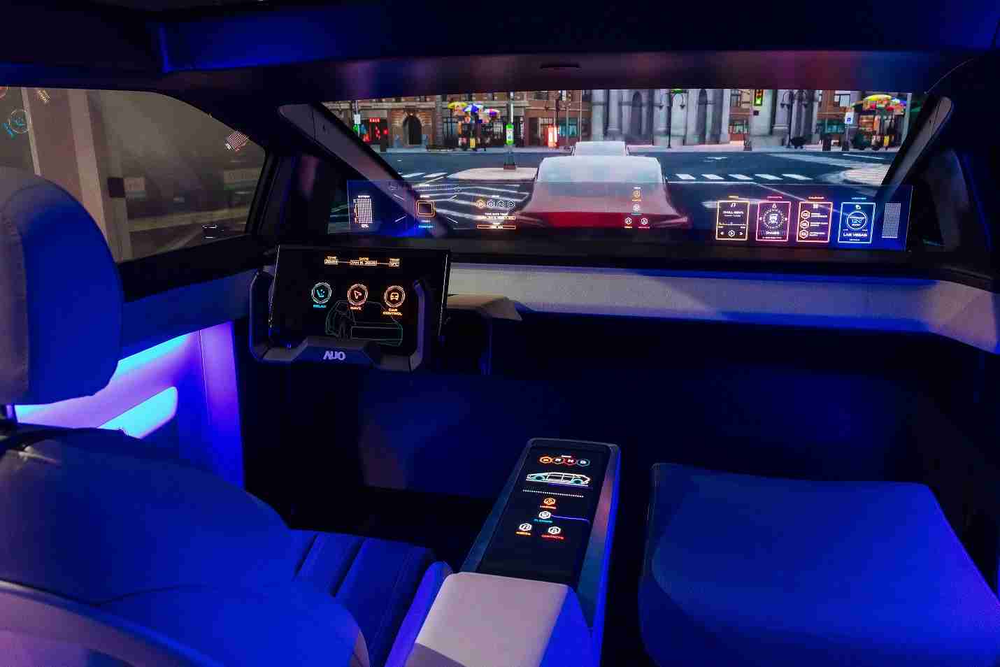 至成国际连续四年入围科睿唯安全球百大创新机构，，，，专利布局科技与绿色创新前沿。。。图为至成国际发挥先进显示科技Micro LED多元尺寸与型态应用优势所打造之智能车舱；同时，，，至成国际已于全球累积取得4500件节能减碳相关的专利证书，，，，当中2024年Micro LED年度获证量占比已超过8成