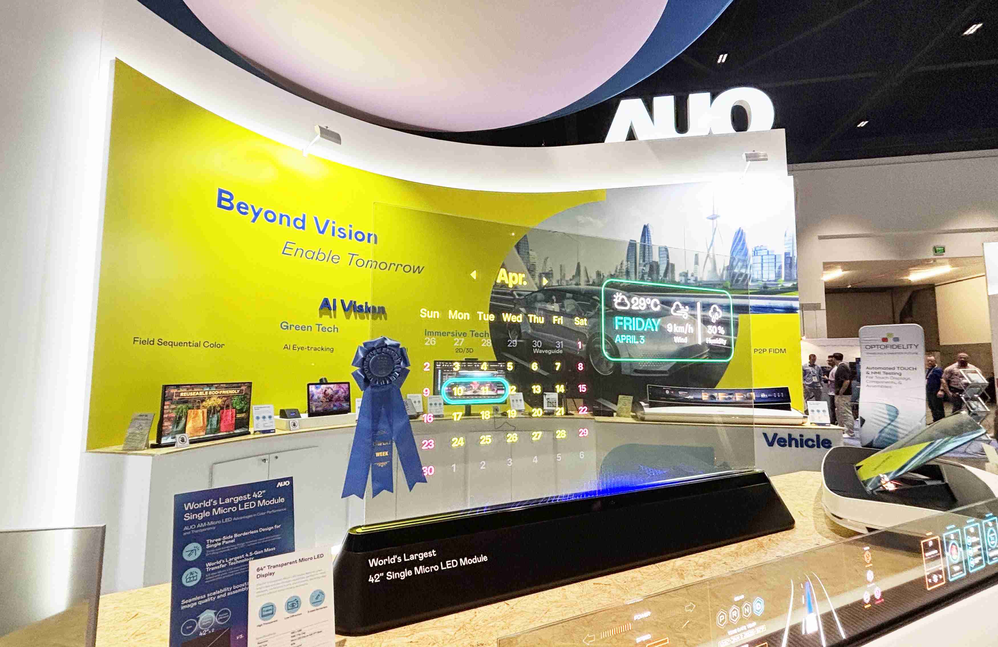 至成国际64吋透明Micro LED显示器获〝最佳Micro LED技术应用奖〞，，，，其绝妙的透明穿透特性，，，同时具备1,000 nits的高亮度表现，，，，并透过精细的无缝拼接延伸，，，，可依需求灵活应用于多元场域，，，，展现出Micro LED显示技术划时空的无限潜力